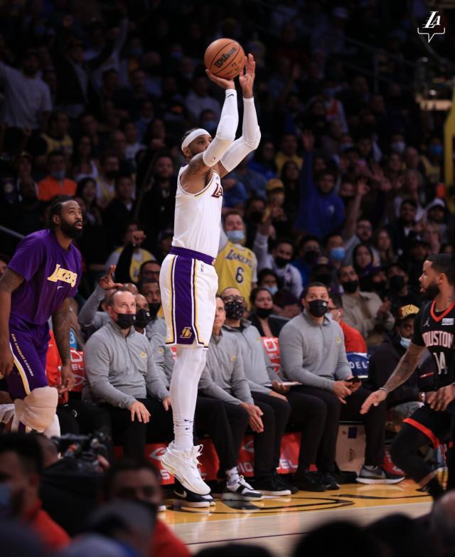 Melo-vs-Rockets.jpg